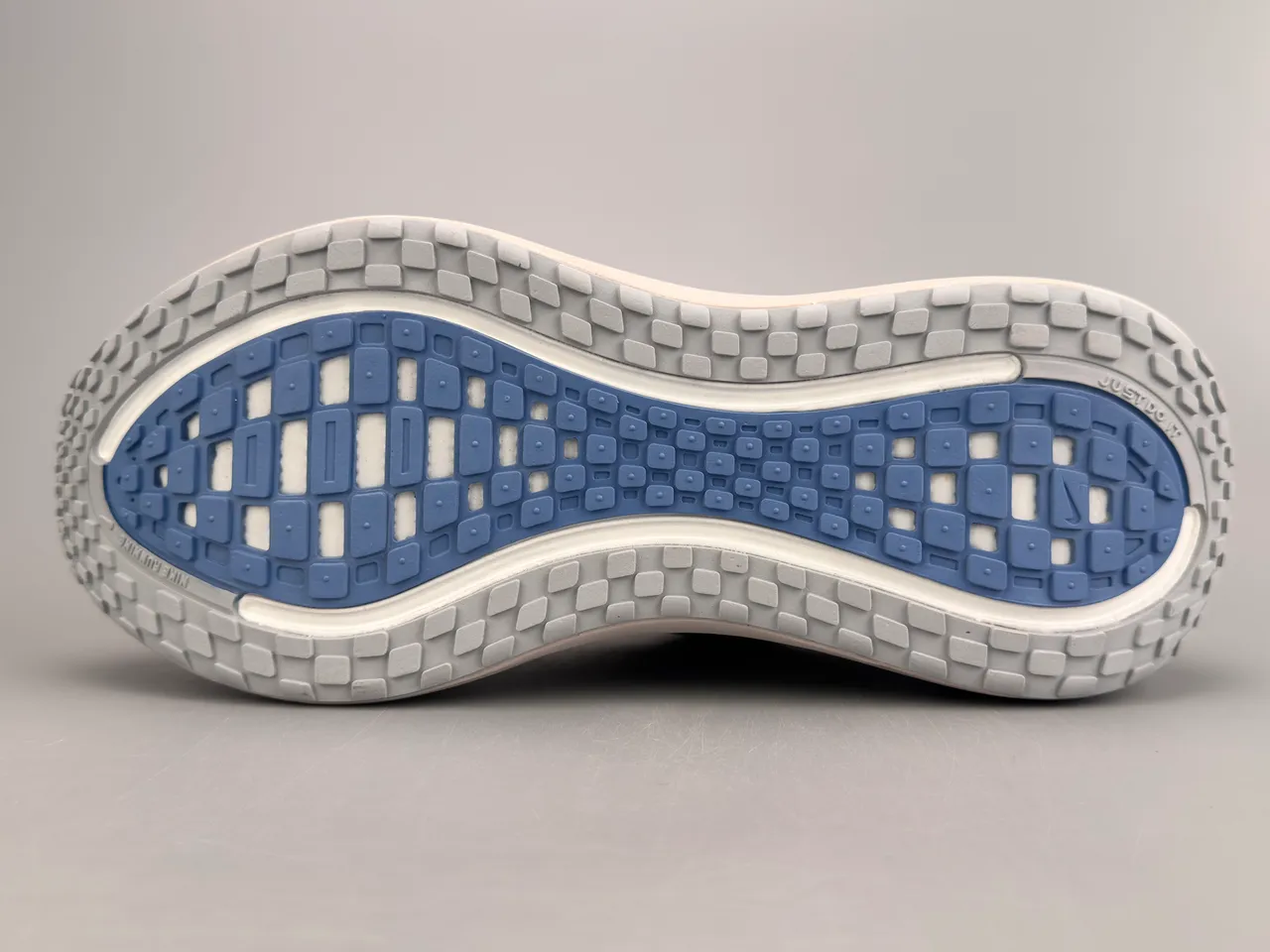 Nike Invincible Run White Navy Engineered Knit Upper Layered Wave Midsole Running Shoes 6