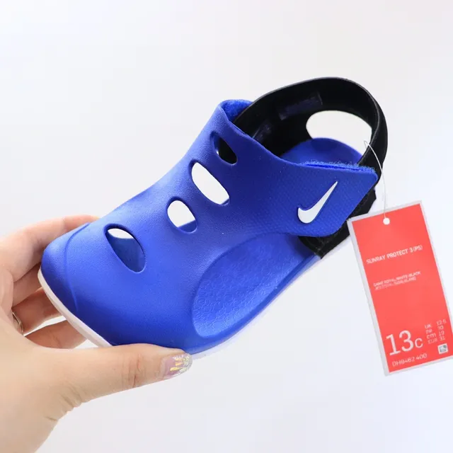 Nike Kids Kawa-style sandalias casual rosa y negro 17