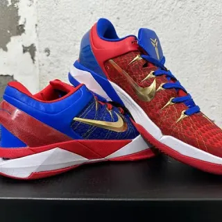 Nike Kobe Chaussures de Basketball à Silhouette Hautes avec Tige Texturée en Peau de Serpent Rouge et Bleu