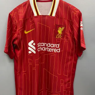 Nike Liverpool FC 2023–24 主场红色金色几何线条印花球衣