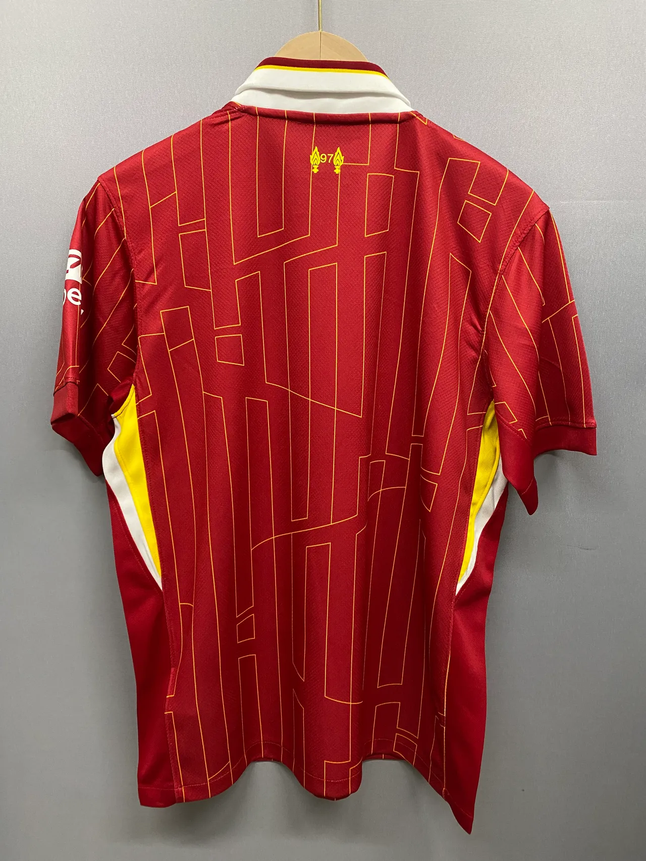 Nike Liverpool FC 2023–24 Camiseta Local Vermelho Dourado Impressão Linha Geométrica 3
