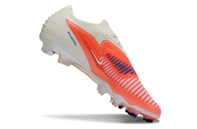 Nike Phantom GT Tênis de futebol laranja bege com upper de malha low-cut, Swoosh iridescente holográfico para terreno firme 2