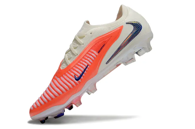 Nike Phantom GT Tênis de futebol laranja bege com upper de malha low-cut, Swoosh iridescente holográfico para terreno firme 3