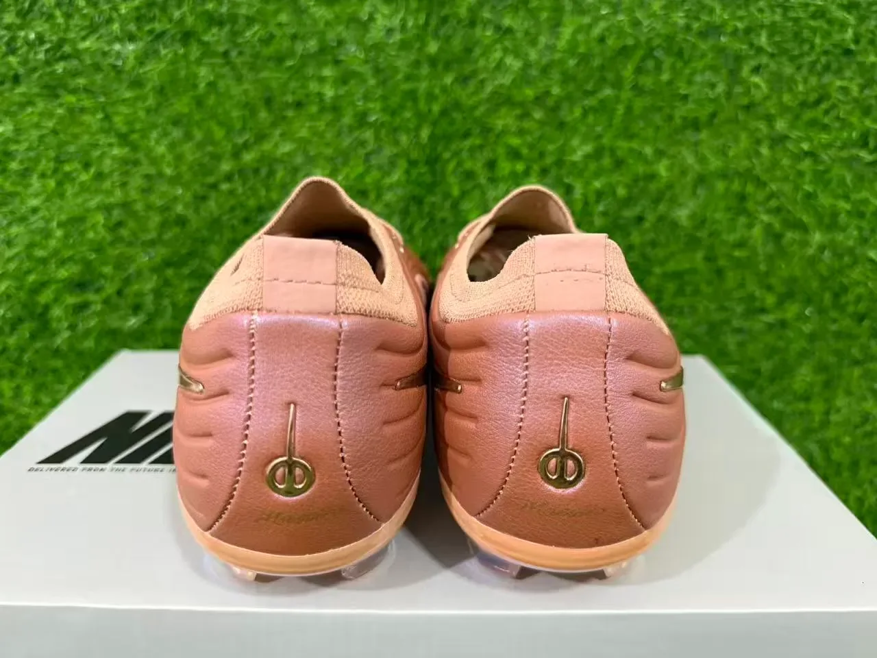 Nike Phantom GT Rose Gold Holographic Firm-Ground أحذية كرة القدم للأرض الصلبة 2