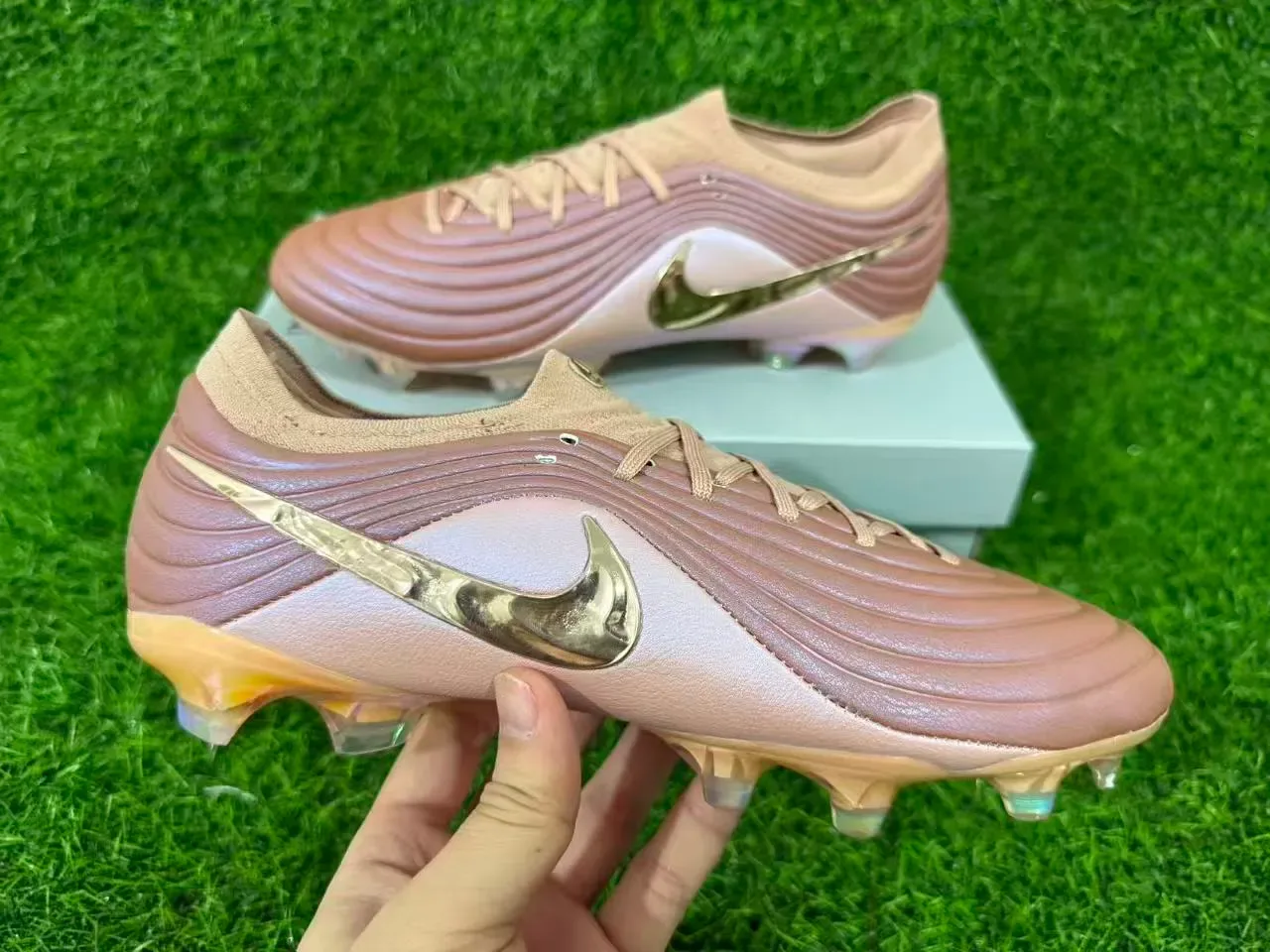 Nike Phantom GT Rose Gold Holographic Firm-Ground أحذية كرة القدم للأرض الصلبة 4