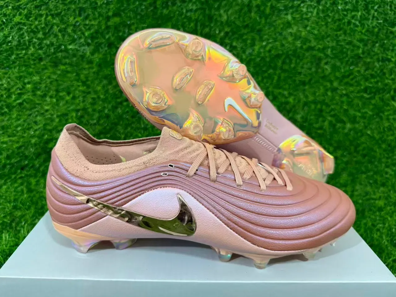 Nike Phantom GT Rose Gold Holographic Firm-Ground أحذية كرة القدم للأرض الصلبة 10