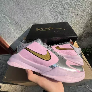 Nike গোলাপি রূপালি লো-টপ সিলুয়েট ধাতব উপরের বাস্কেটবল জুতো