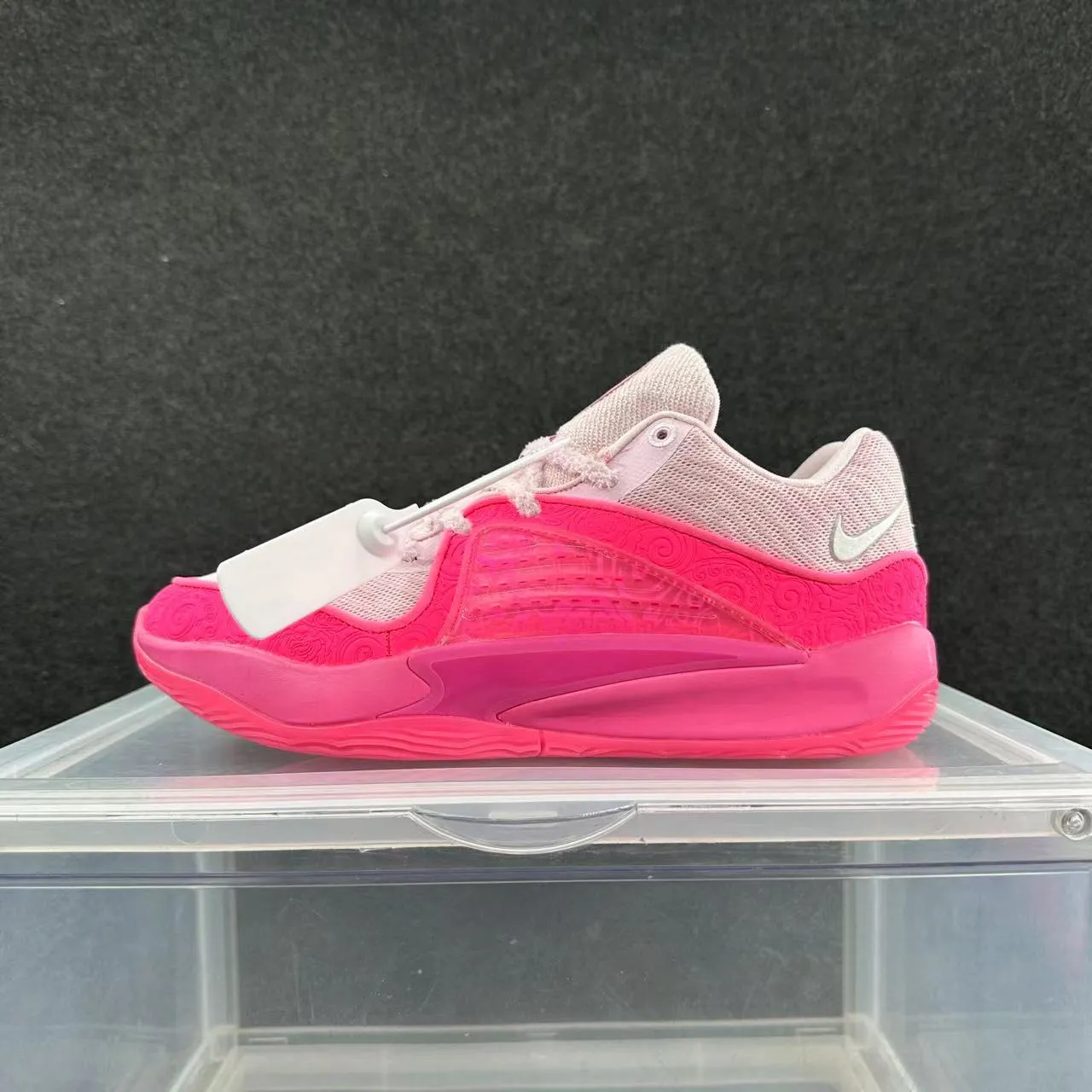 Nike Chaussures de Basketball Low-Top Silhouette Embossed Synthetic Overlay Blanc et Rose 2