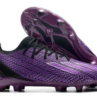 Nike Chaussures de football violettes noires avec upper synthétique à motif géométrique, design de cheville bas pour terrain ferme