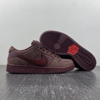 Nike SB Dunk Low बर्गंडी सूड स्केटबोर्ड जूते