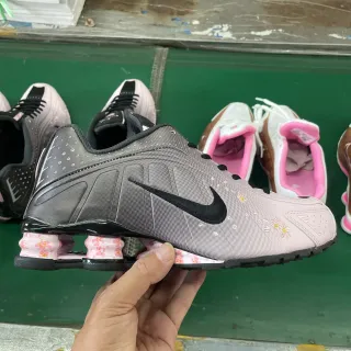 Nike Shox Zapatillas Lifestyle Rosa Gris Bordado Floral
