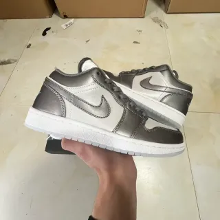 Nike فضي أبيض لوتوب سيليويت جلد معدني علوي أسلوب حياة سينيكر