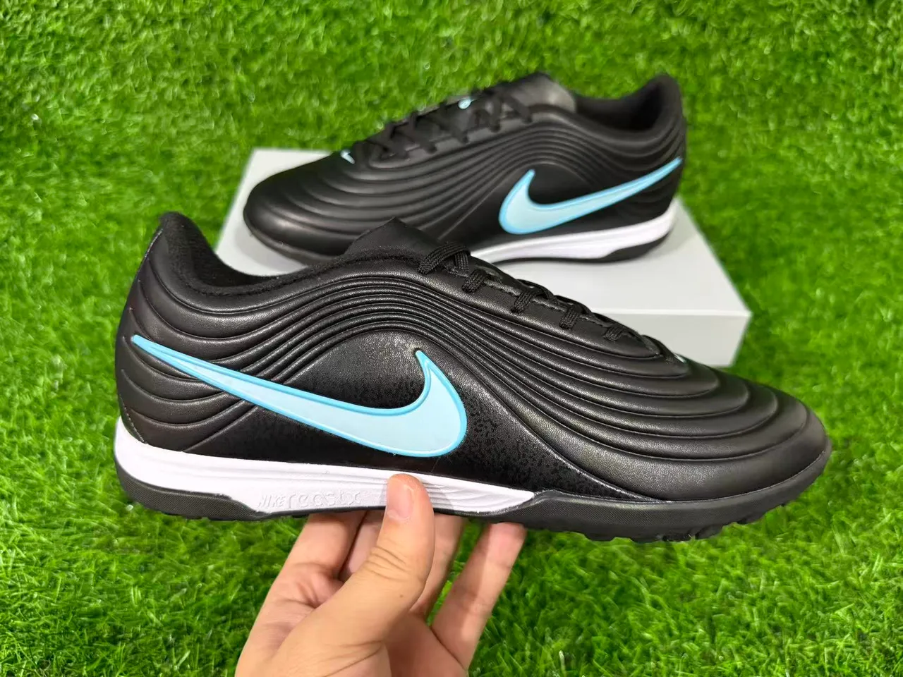 Nike Tiempo Legend أسود/أزرق فاتح العشب الصناعي أحذية كرة القدم 4