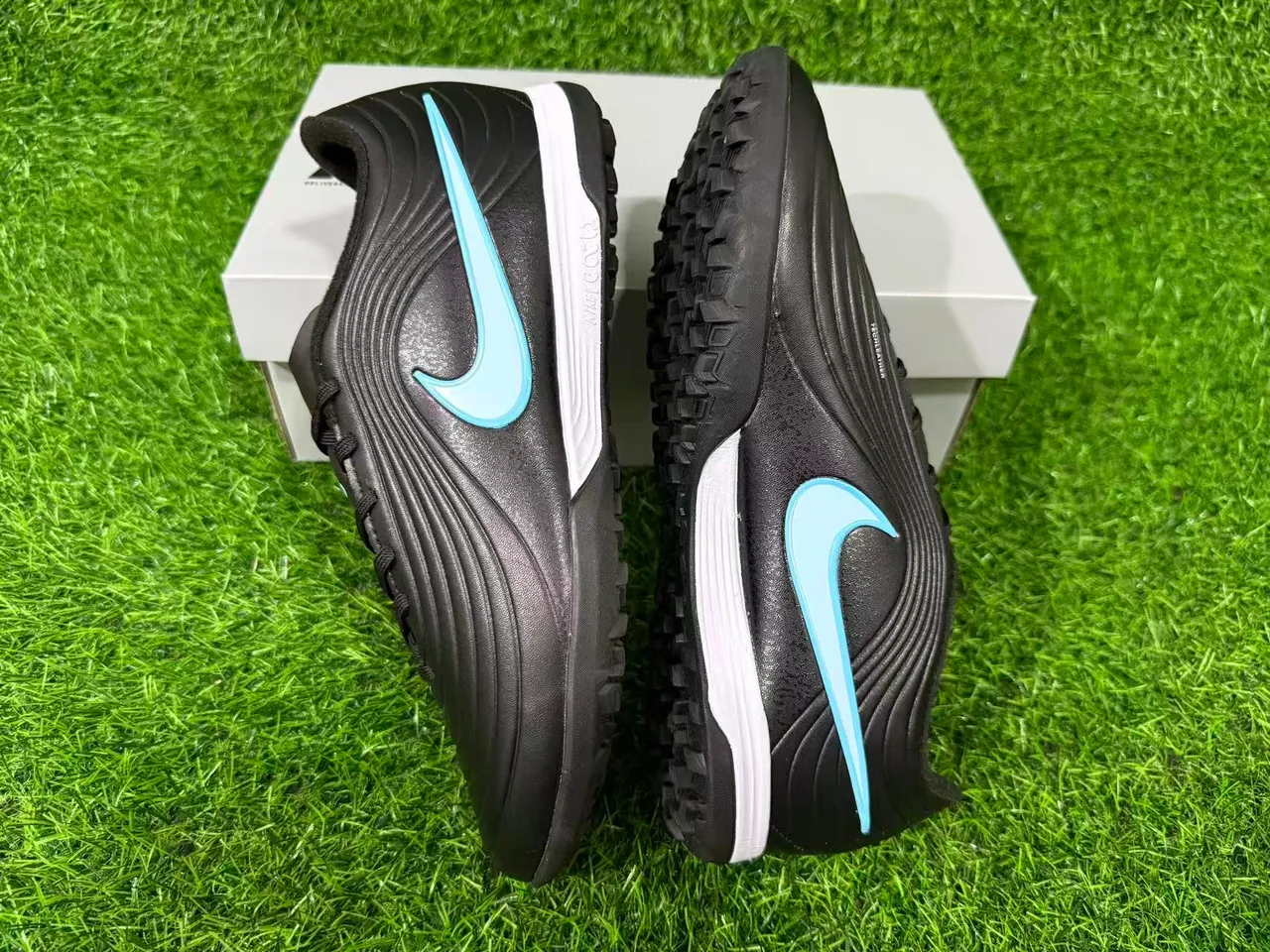 Nike Tiempo Legend أسود/أزرق فاتح العشب الصناعي أحذية كرة القدم 5