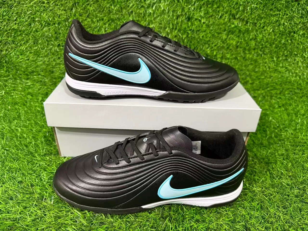Nike Tiempo Legend أسود/أزرق فاتح العشب الصناعي أحذية كرة القدم 9