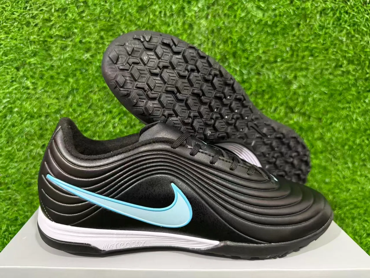 Nike Tiempo Legend أسود/أزرق فاتح العشب الصناعي أحذية كرة القدم 10