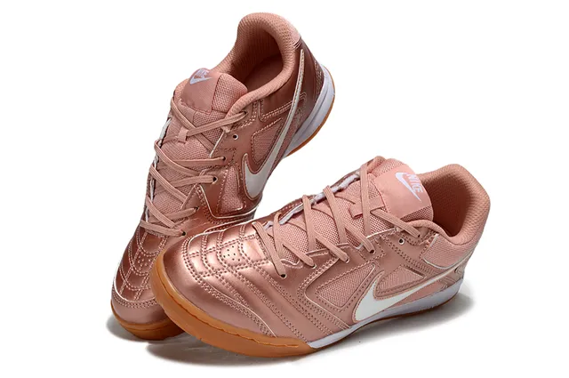 Nike Tiempo وردي أبيض معدني وردي ذهبي علوي اصطناعي Swoosh أحذية كرة قدم داخلية 3
