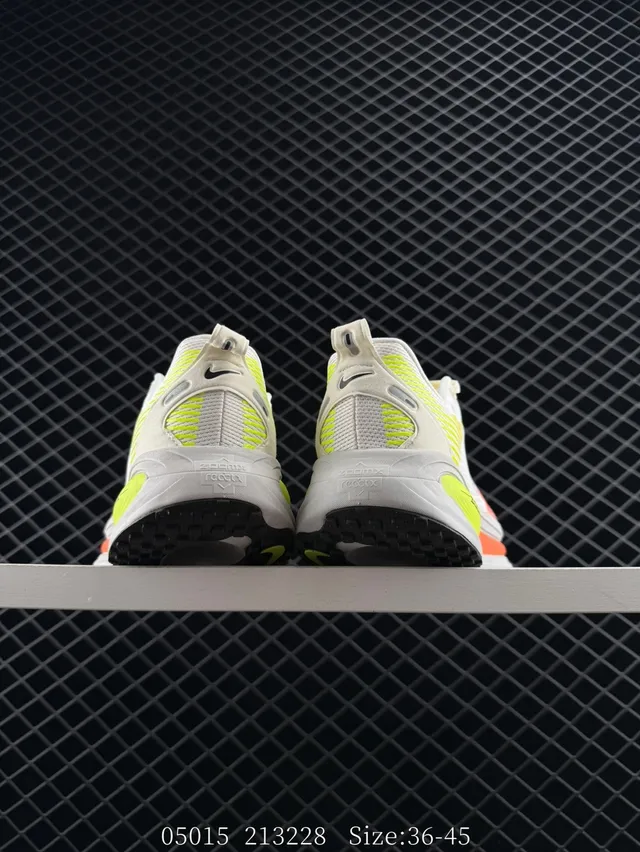 Nike VOMERO 18 Brancos Multicolor Upper de Malha Engineered Gradiente Néon Amarelo-A-Laranja Mediasola Tênis de Corrida 3