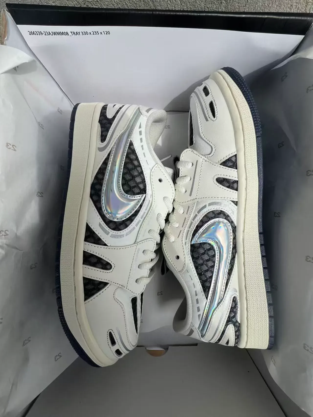 Sneakers Nike Blanc Noir Couches Synthétiques Iridescentes Swoosh 9