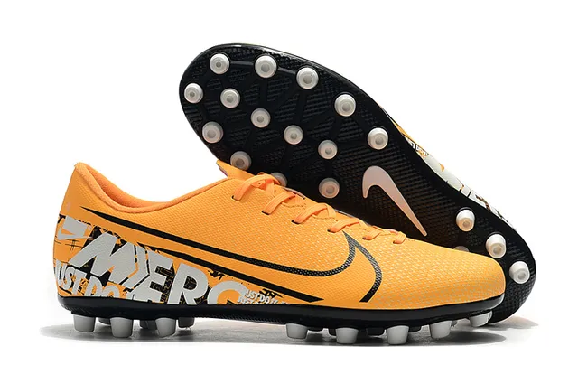 Nike সাদা কালো লো-কাট সিন্থেটিক আপার চেভরন-প্যাটার্নড মিডফুট কেজ আর্সিফিসিয়াল গ্রাস সকার শু 2