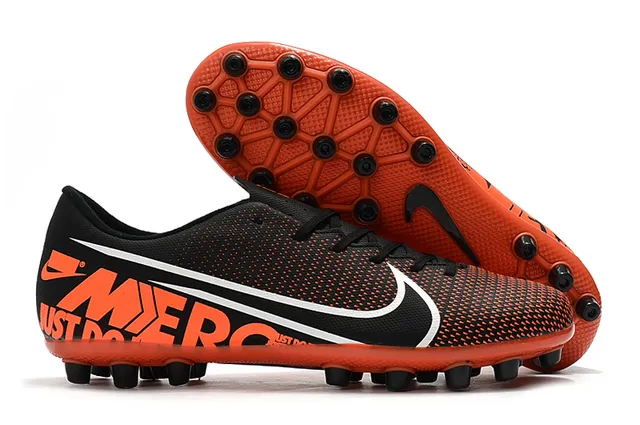 Nike সাদা কালো লো-কাট সিন্থেটিক আপার চেভরন-প্যাটার্নড মিডফুট কেজ আর্সিফিসিয়াল গ্রাস সকার শু 9
