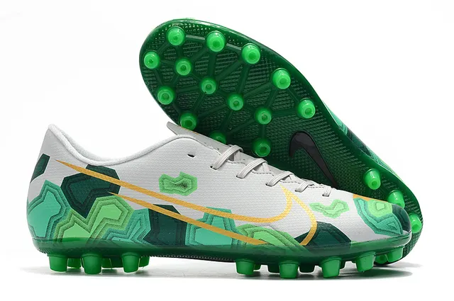 Nike সাদা কালো লো-কাট সিন্থেটিক আপার চেভরন-প্যাটার্নড মিডফুট কেজ আর্সিফিসিয়াল গ্রাস সকার শু 10