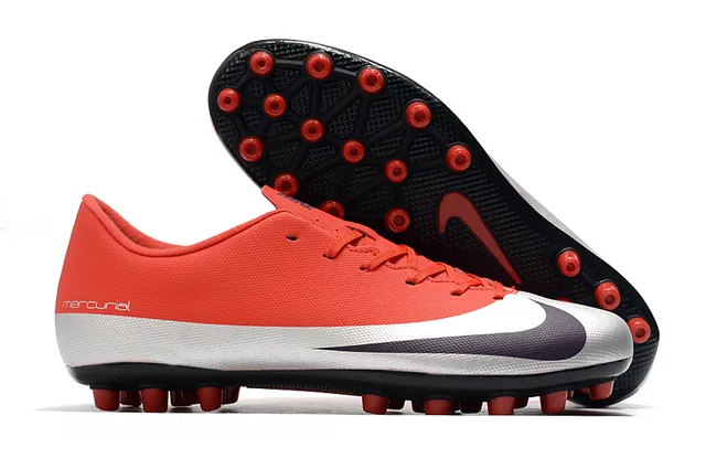 Nike সাদা কালো লো-কাট সিন্থেটিক আপার চেভরন-প্যাটার্নড মিডফুট কেজ আর্সিফিসিয়াল গ্রাস সকার শু 14