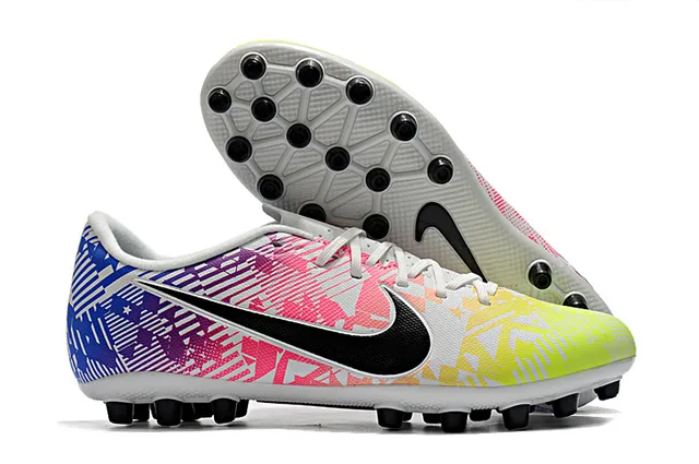 Nike সাদা কালো লো-কাট সিন্থেটিক আপার চেভরন-প্যাটার্নড মিডফুট কেজ আর্সিফিসিয়াল গ্রাস সকার শু 17