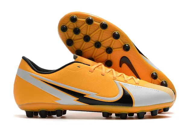 Nike সাদা কালো লো-কাট সিন্থেটিক আপার চেভরন-প্যাটার্নড মিডফুট কেজ আর্সিফিসিয়াল গ্রাস সকার শু 18