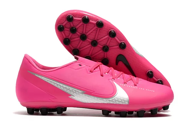 Nike সাদা কালো লো-কাট সিন্থেটিক আপার চেভরন-প্যাটার্নড মিডফুট কেজ আর্সিফিসিয়াল গ্রাস সকার শু 19