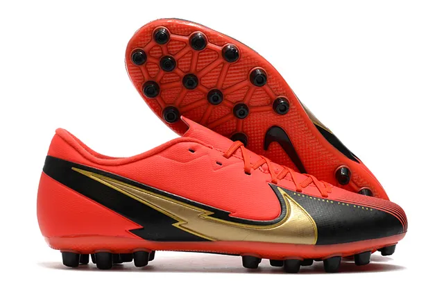 Nike সাদা কালো লো-কাট সিন্থেটিক আপার চেভরন-প্যাটার্নড মিডফুট কেজ আর্সিফিসিয়াল গ্রাস সকার শু 20