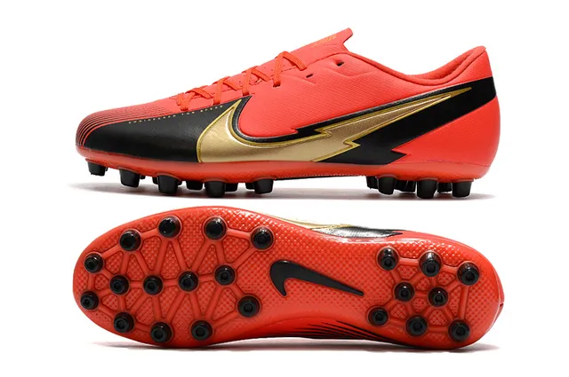 Nike সাদা কালো লো-কাট সিন্থেটিক আপার চেভরন-প্যাটার্নড মিডফুট কেজ আর্সিফিসিয়াল গ্রাস সকার শু 21