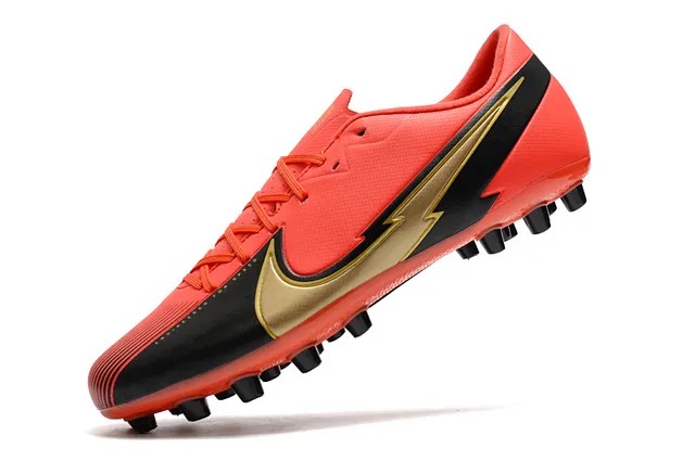 Nike সাদা কালো লো-কাট সিন্থেটিক আপার চেভরন-প্যাটার্নড মিডফুট কেজ আর্সিফিসিয়াল গ্রাস সকার শু 23