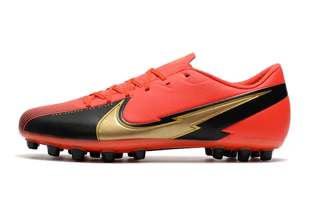 Nike সাদা কালো লো-কাট সিন্থেটিক আপার চেভরন-প্যাটার্নড মিডফুট কেজ আর্সিফিসিয়াল গ্রাস সকার শু 24