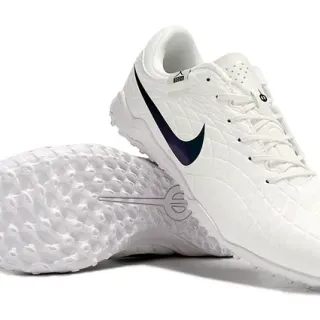 Nike أحذية كرة قدم بيضاء زرقاء مع اللوحة العلوية المخيطة بالبلورات، Swoosh قزحي الألوان، أحذية كرة قدم للعشب الاصطناعي