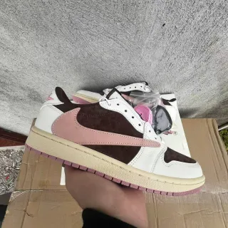 Nike حذاء رياضي أبيض وبني منخفض الارتفاع بتصميم سويدي ولكم من الجلد للستايل الحياتي