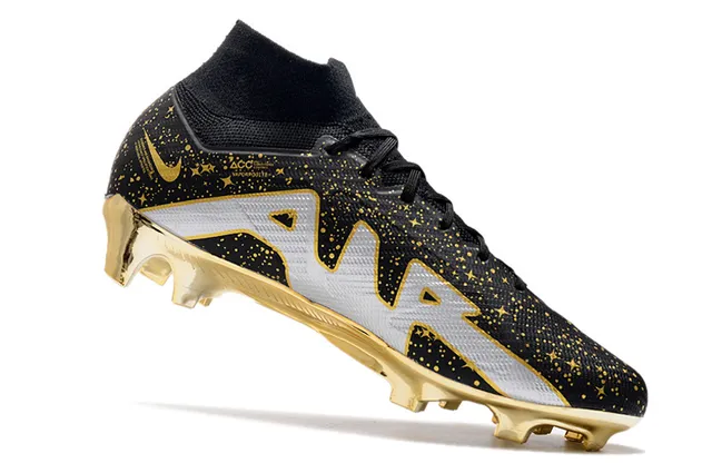 Nike Zapatillas de fútbol con empeine alto con ajuste de calcetín, suela metálica de placa y superficie de firme 24