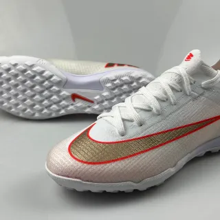 Nike Sapatos de futebol turf com upper de knit branco e dourado, Swoosh metálico