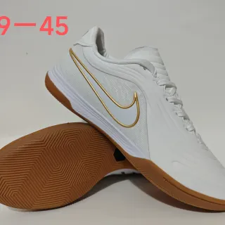 Nike أبيض ذهبي علوي صناعي Swoosh أكسنت أحذية كرة القدم الداخلية