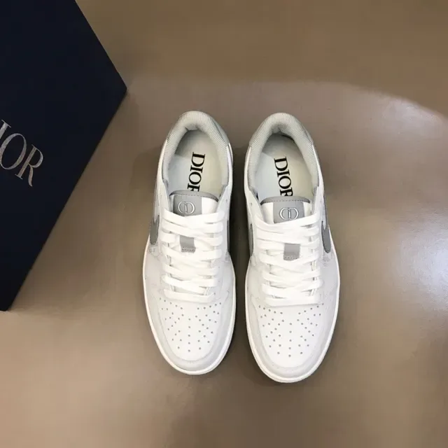 Nike White Gray Low-Top Perforated Toe Lifestyle Sneakers 9
