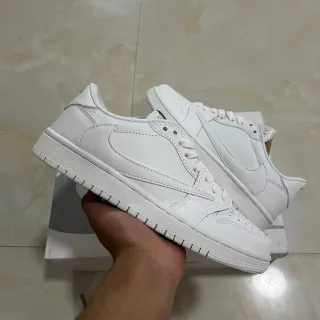 Nike حذاء أسلوب حياة بجزء علوي من الجلد الأبيض وبناء التداخل المطرز