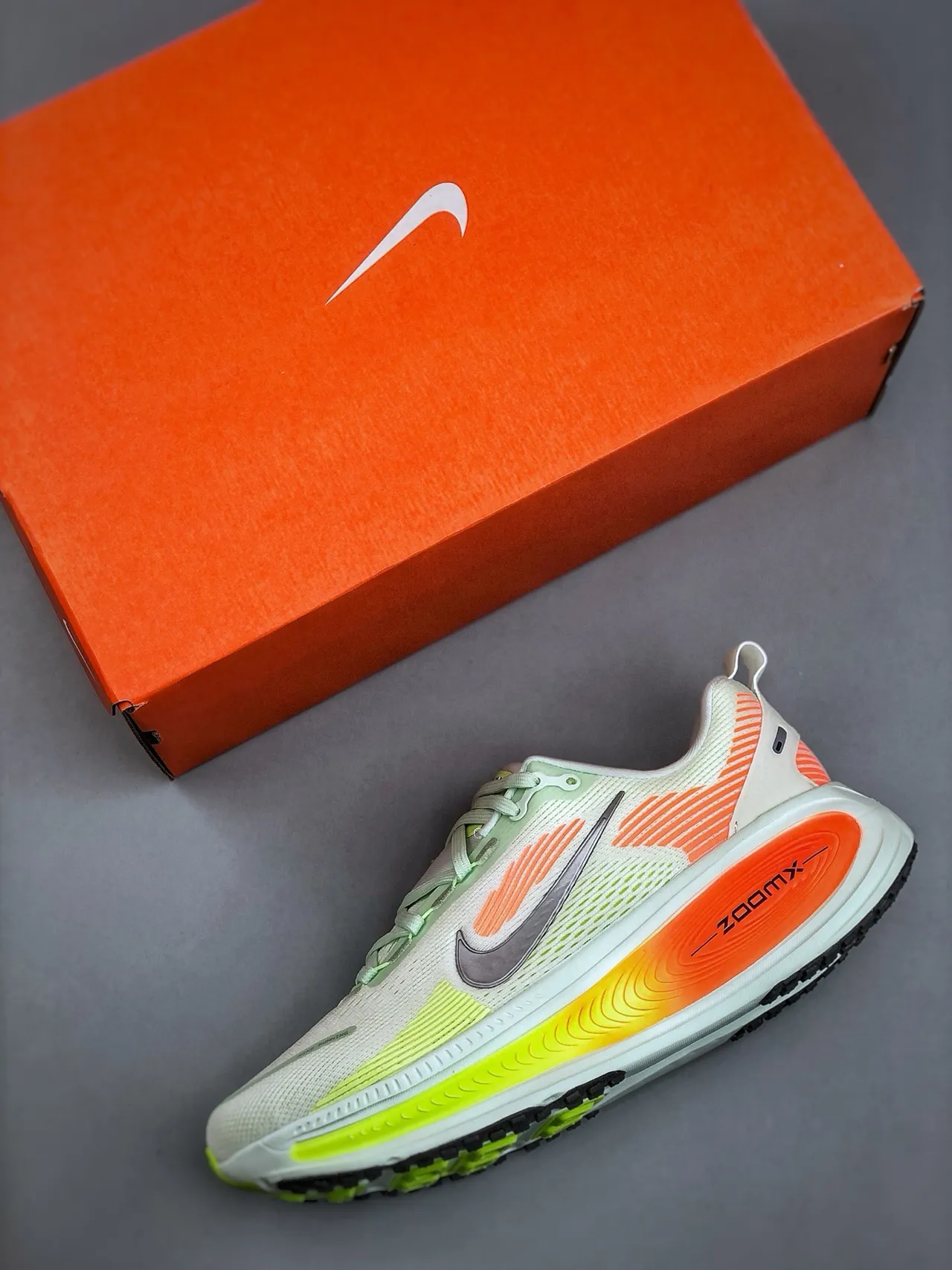 Nike chaussures de course blanches et oranges à upper en maille engineered, full-length ZoomX foam midsole 3