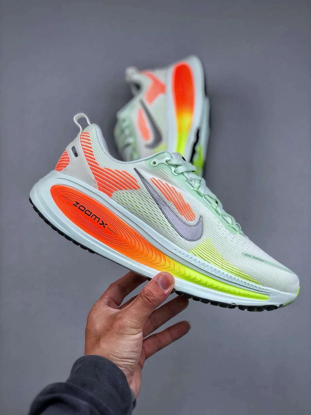 Nike chaussures de course blanches et oranges à upper en maille engineered, full-length ZoomX foam midsole 4