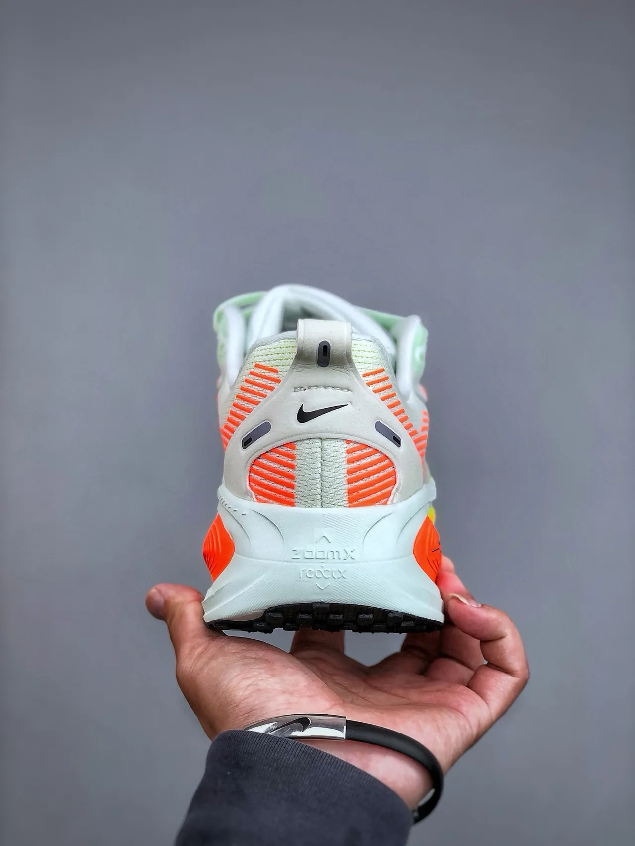 Nike chaussures de course blanches et oranges à upper en maille engineered, full-length ZoomX foam midsole 7