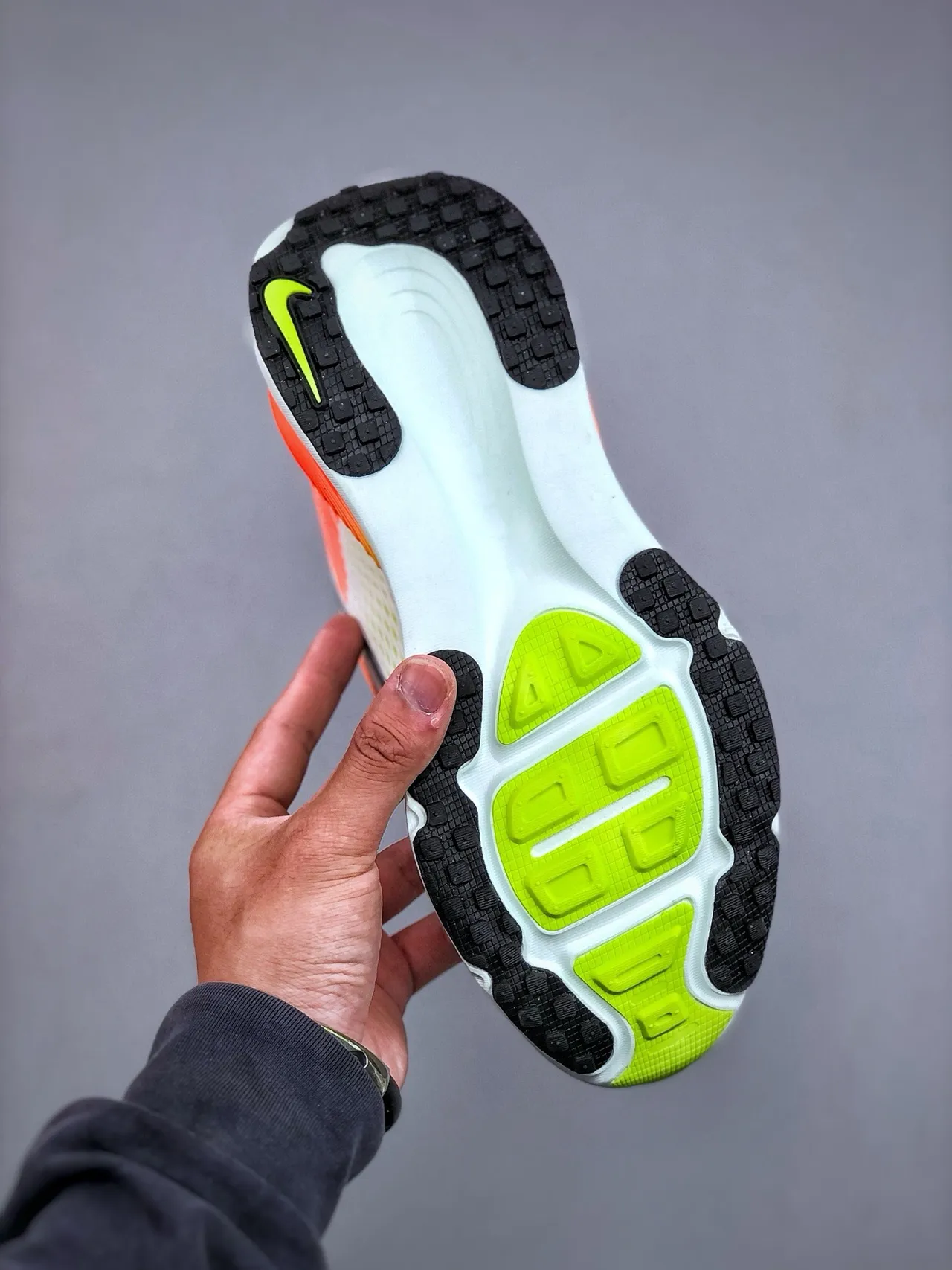 Nike chaussures de course blanches et oranges à upper en maille engineered, full-length ZoomX foam midsole 8
