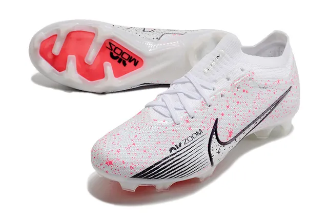 Nike Sapatos de Futebol com Sola de Campo Firme, Parte Superior em Malha, Estampa Salpicada Branco e Rosa 3