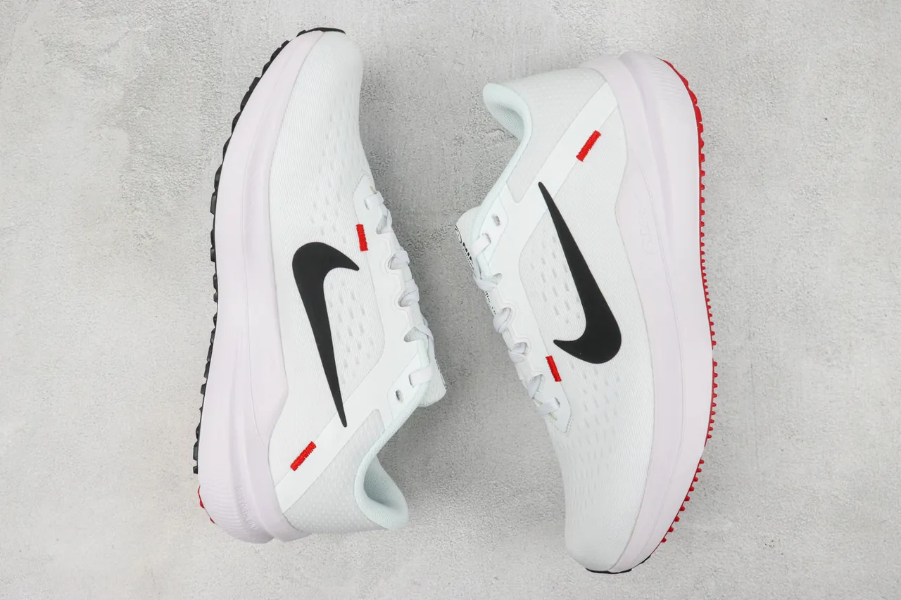 Tênis de corrida Nike branco vermelho com upper de malha engineered, branding Swoosh preto 2