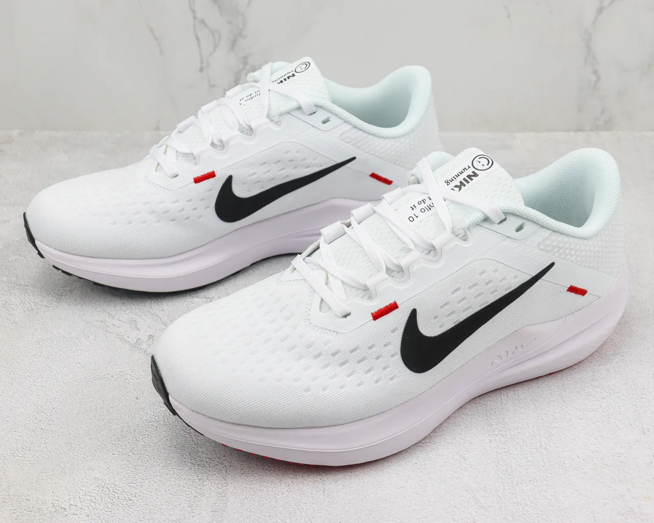 Tênis de corrida Nike branco vermelho com upper de malha engineered, branding Swoosh preto 4