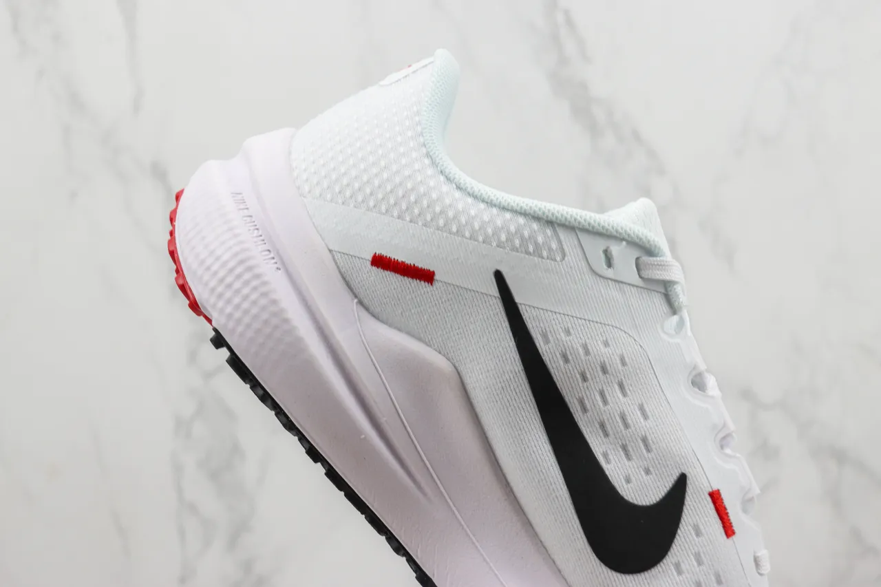 Tênis de corrida Nike branco vermelho com upper de malha engineered, branding Swoosh preto 5