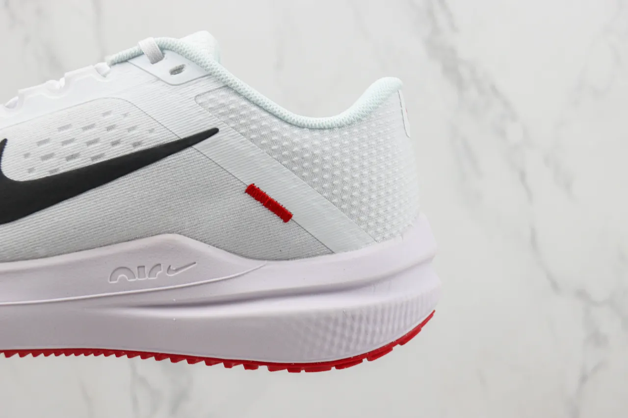 Tênis de corrida Nike branco vermelho com upper de malha engineered, branding Swoosh preto 7